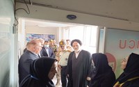 حضور امام جمعه و اعضای شورای تأمین سلماس در بخش‌های بستری بیمارستان خاتم‌الانبیاء (ص) و تجلیل از پرستاران